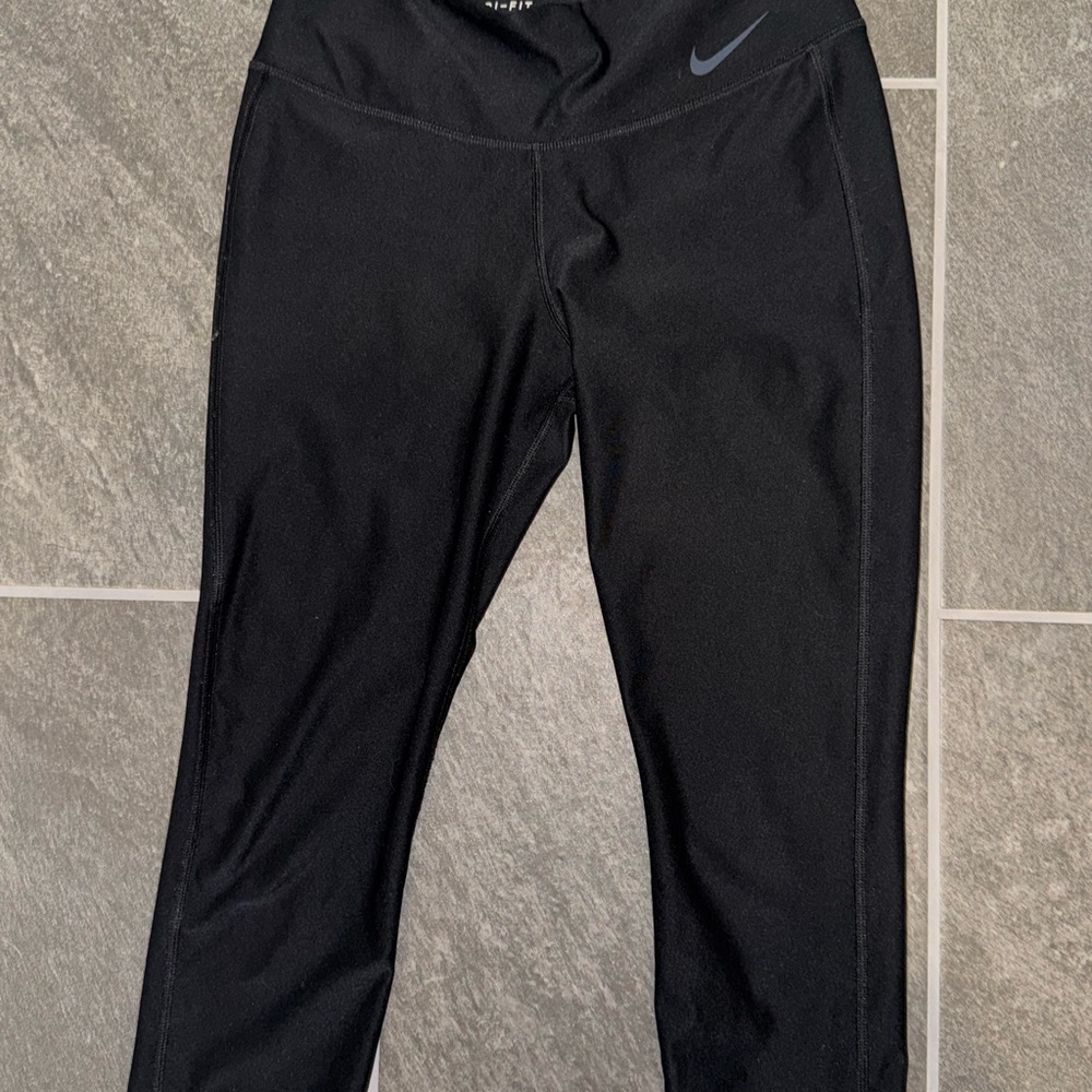6/$15 Nike Black Cropped Athletic Leggings